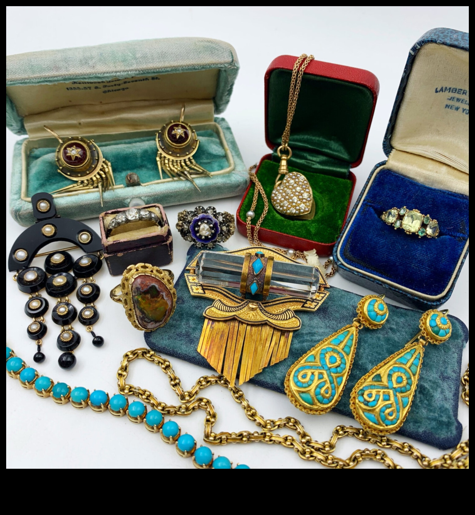 Retro Reverie: התחייה הקלאסית של תכשיטים עתיקים