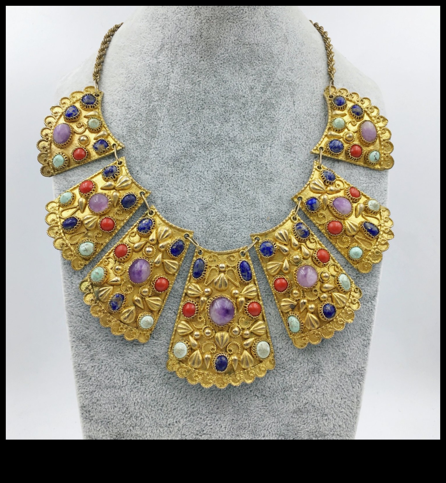 Retro Reverie: התחייה הקלאסית של תכשיטים עתיקים