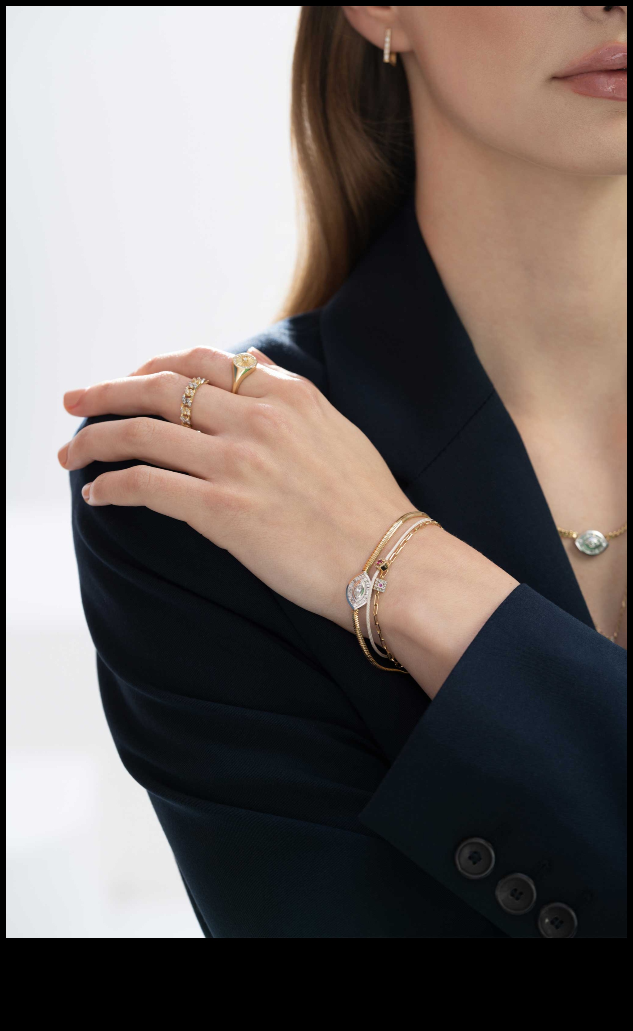 קנאה בשורש כף היד: הגדר מחדש את הסגנון שלך עם הצמידים המשובחים שלנו