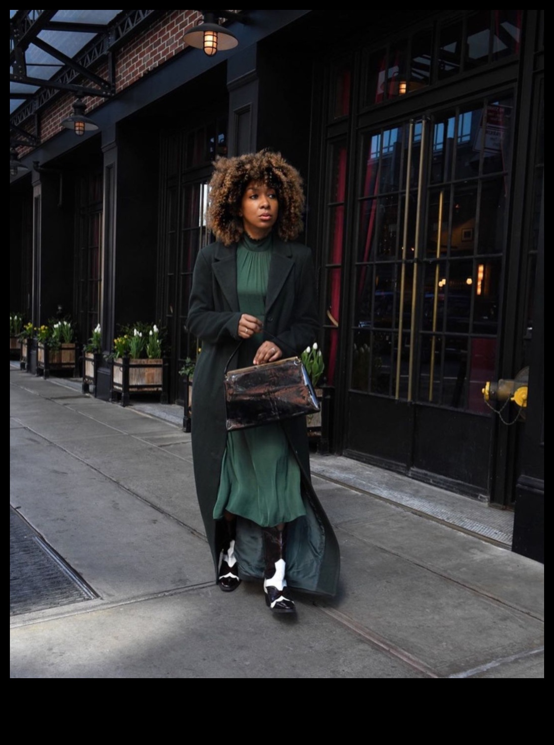 קסם מונוכרום: הרם את הסגנון שלך עם תלבושות בגוון יחיד