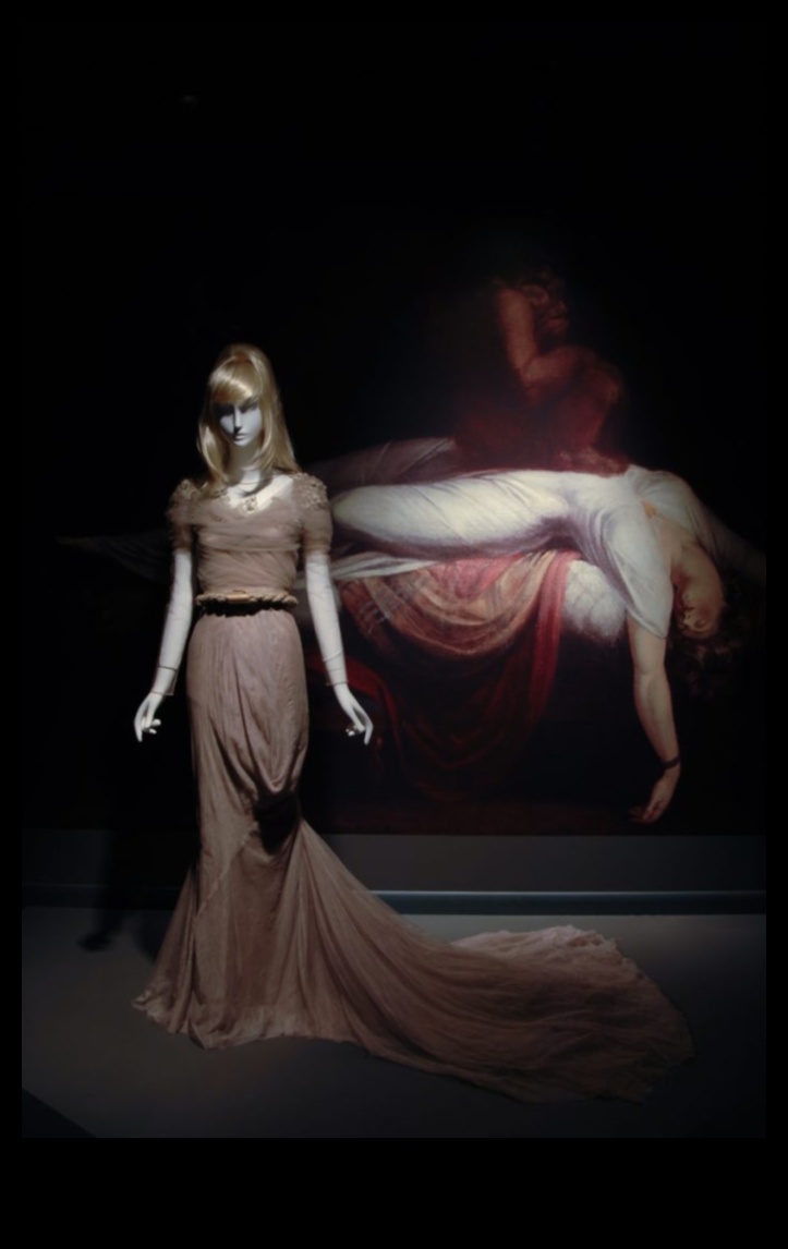 צללים מיסטיים: חושפים את סודות הגלאם הגותי