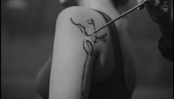 Micro Magic: גלה את האומנות מאחורי דיו מינימליסטי