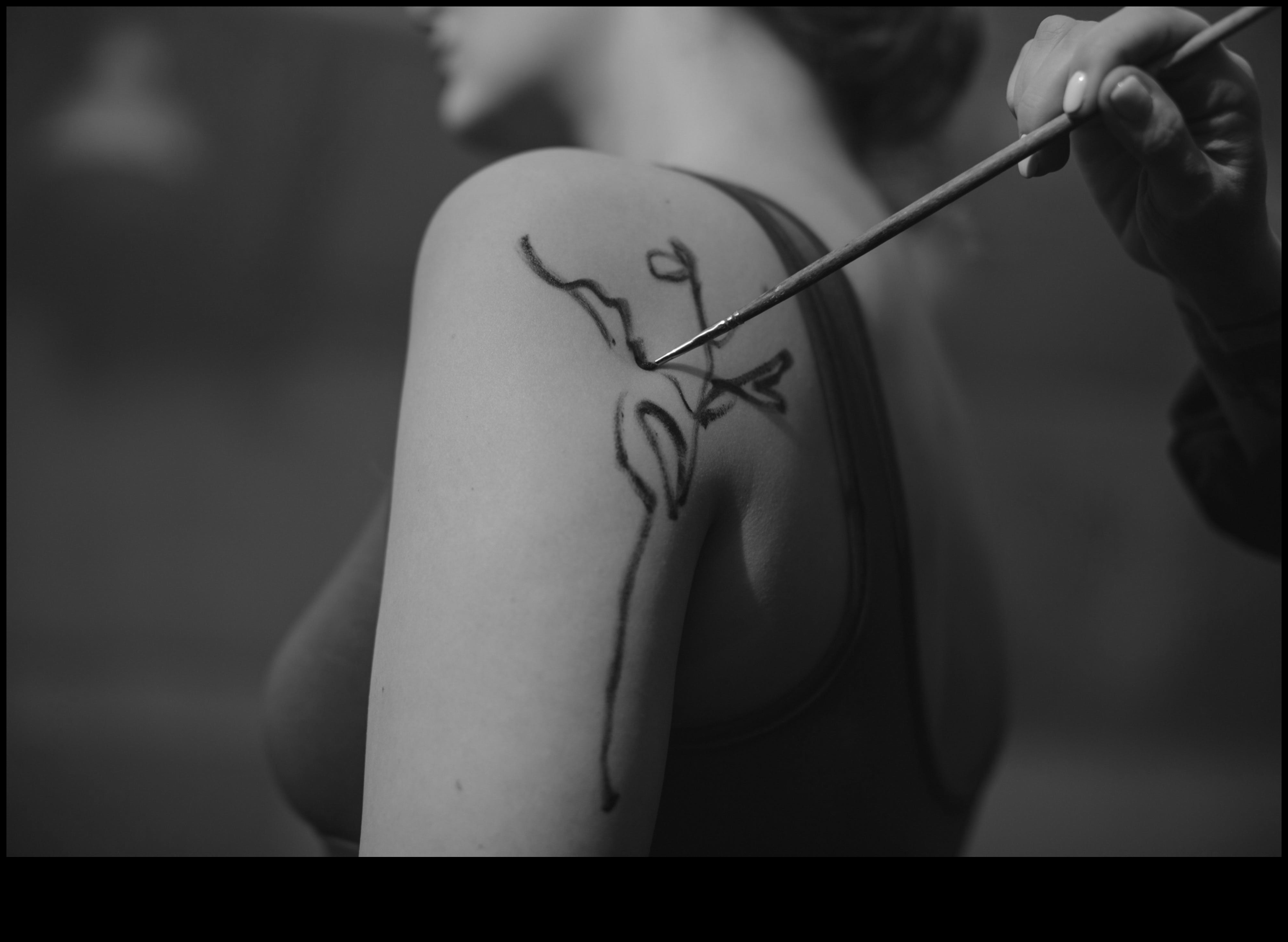 Micro Magic: גלה את האומנות מאחורי דיו מינימליסטי